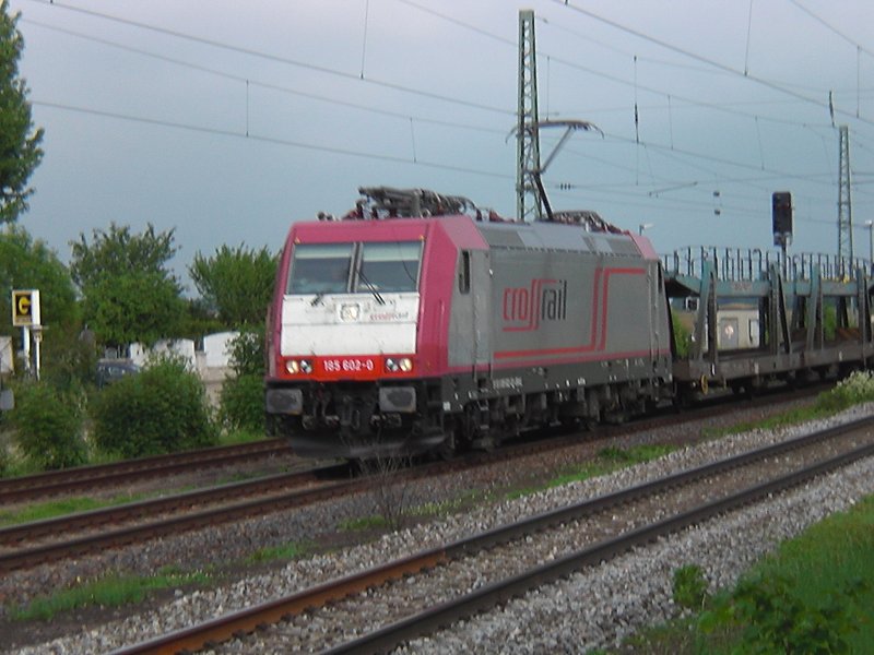 Eine 185 Cross Rail mit Auto-Fracht. (15.05.2009 Mangolding)