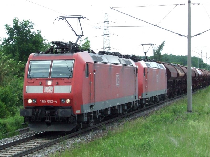 Eine 185 Doppeltraktion zieht einen Gterzug auf der Gubahn in Richtung Schweiz. (Ehningen, 03.06.2008)