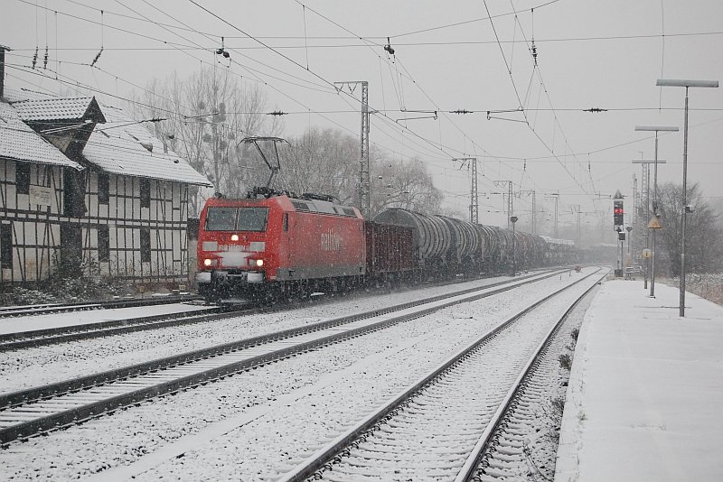 Eine 185 fhrt am Morgen des 29.11.2008 durch das verschneite Kreiensen