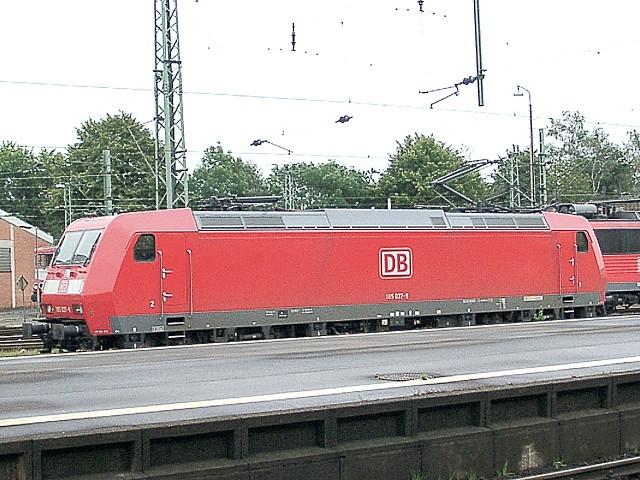 Eine 185 hat einen Gterzug nach Bebra gebracht und rangiert im Bahnhof, um kurz darauf einen  Parkplatz  in den Abstellgleisen des Lokschuppens zugewiesen zu bekommen.