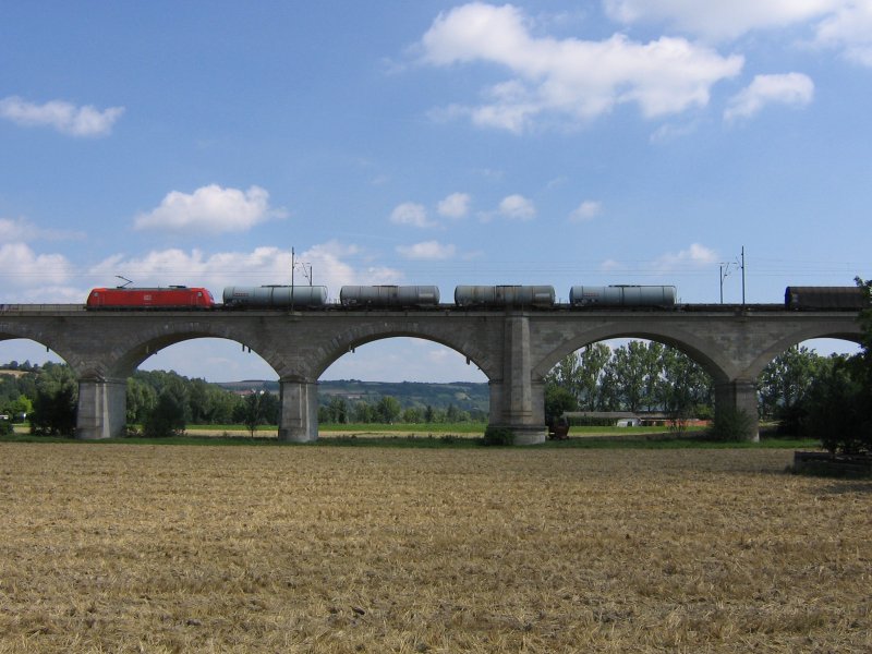 Eine 185 mit einem Gterzug am 4.8.2007 bei Regensburg.