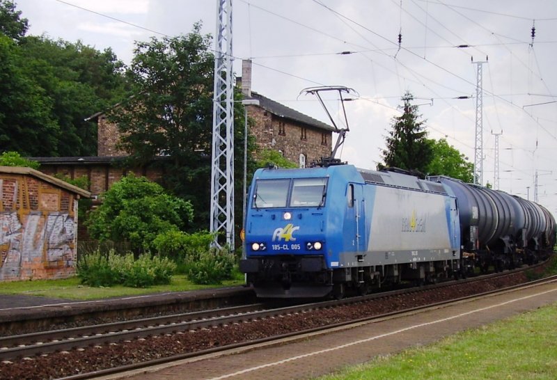 Eine 185 der R4C fhrt einen Kesselwagenganzzug Richtung Halle und durchfhrt den Bahnhof Riestedt, 17.06.2007