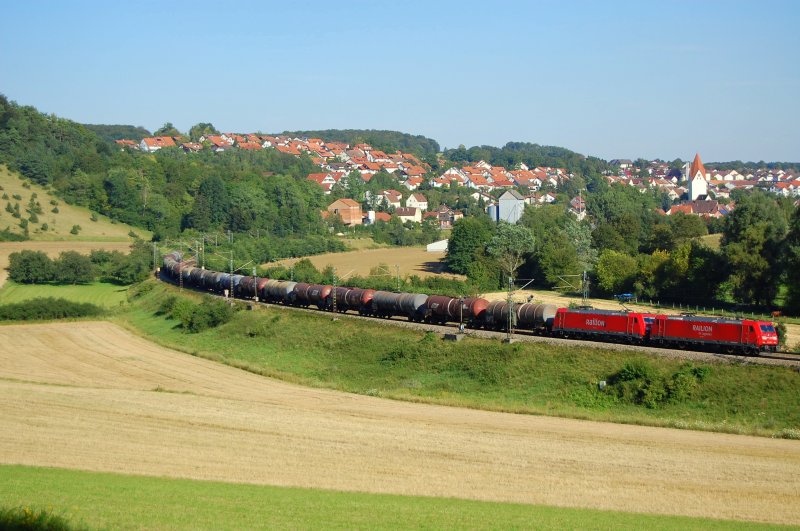 Eine 185er Doppeltraktion zieht am 01.08.07 einen Kesselwagenzug die Geislinger Steige hinauf, hier bei Urspring aufgenommen.