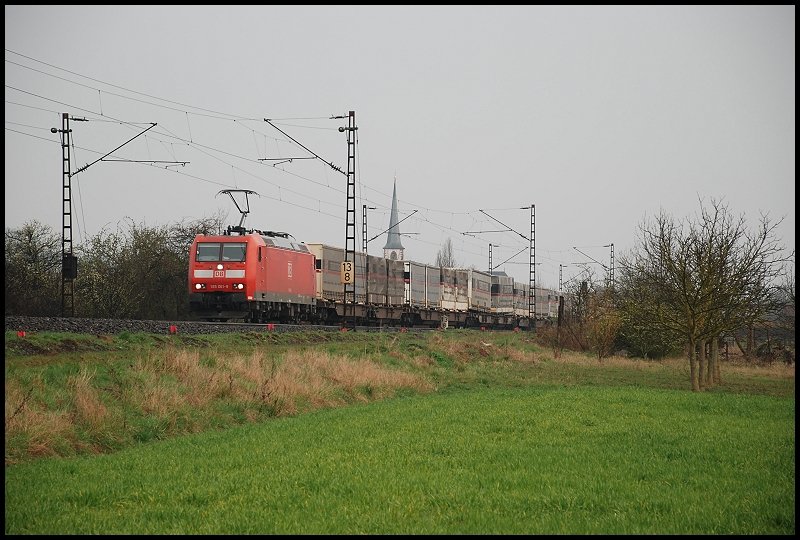 Eine 185er fhrt mit ihrer Gterzugleistung in Richtung Gemnden. Aufgenommen am 05.04.08 in Thngersheim.