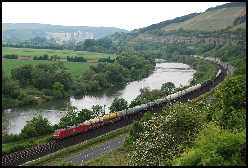 Eine 185er ist mit einem gemischtem Gterzug unterwegs in Richtung Wrzburg. Aufgenommen am 21.Mai 2008 bei Karlstadt.