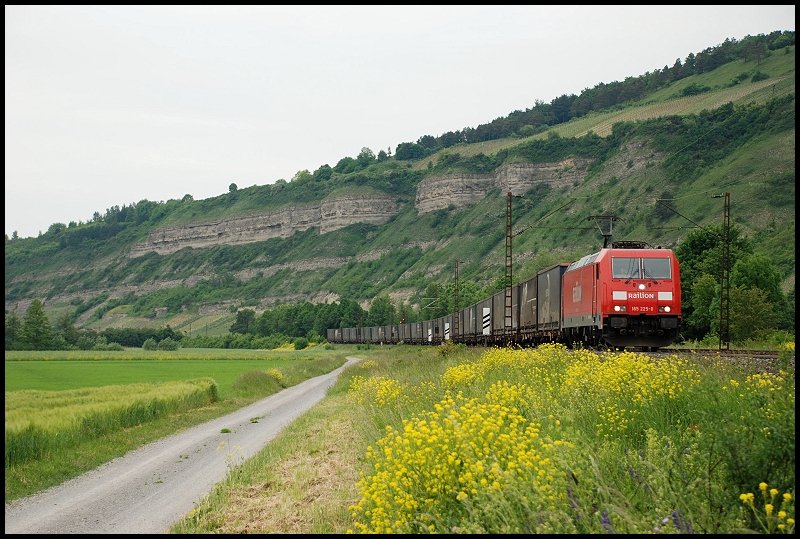 Eine 185er ist mit einem Gterzug unterwegs in Richtung Wrzburg. Aufgenommen im Mai 2008 bei Thngersheim.