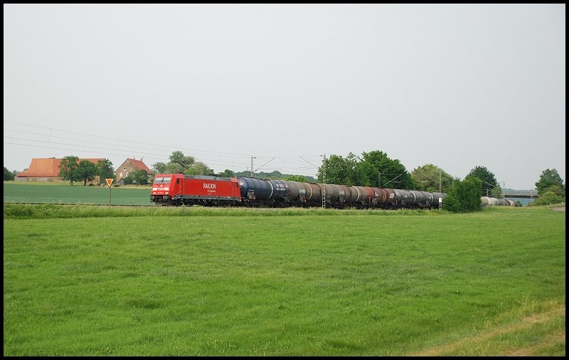 Eine 185er ist mit einem ler nach Stuttgart unterwegs. Aufgenommen im Mai 2008 bei Mgglingen.