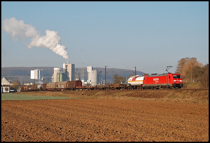 Eine 185er schlich am 31.12.2008 mit ihrem Gterzug vor der Skyline der Firma  Schwenk  in Karlstadt vorbei in Richtung Sden.
