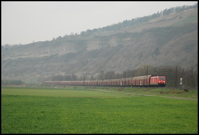Eine 185er ist unterwegs in Richtung Wrzburg. Aufgenommen am 05.04.08 in Thngersheim.