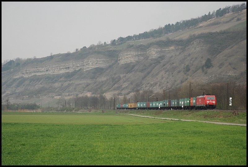Eine 185er zieht einen Containerzug in Richtung Wrzburg. Aufgenommen am 05.04.08 bei Thngersheim.
