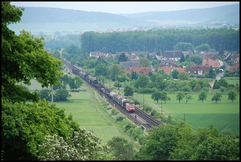 Eine 185er zieht einen Gterzug in Richtung Gemnden. Aufgenommen im Mai 2008 bei Himmelstadt.