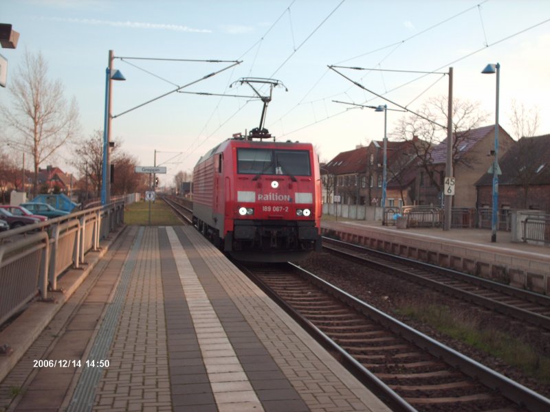 Eine 189 als Sololok fuhr am 14.12.2006 gegen 15.30 Uhr im Bahnhof Greppin durch.