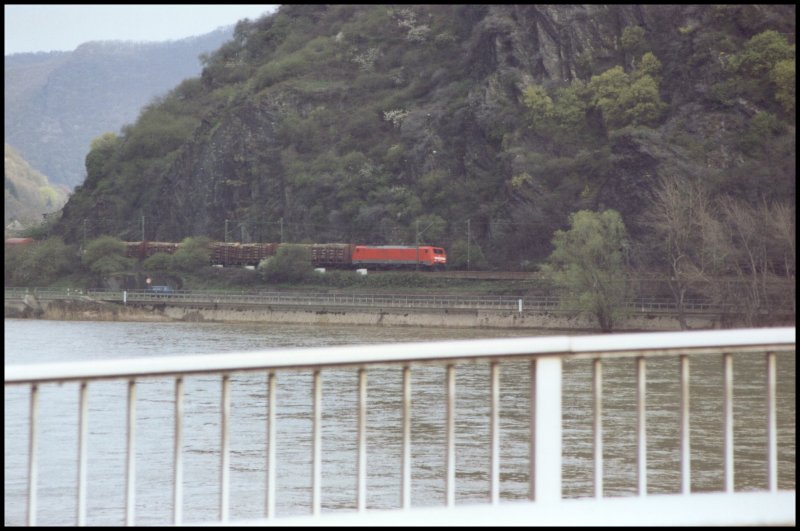 Eine 189 bringt ihren Gterzug im April 2006 richtung Sden. Aufgenommen in Boppard-Hirzenach.