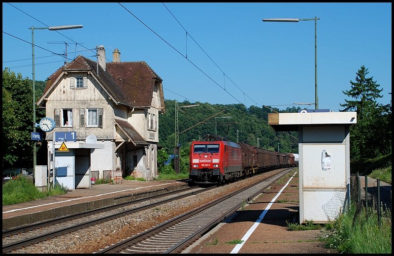 Eine 189er ist mit einem Gterzug in Richtung Ulm unterwegs. Aufgenommen im Juli 2008 in Urspring.