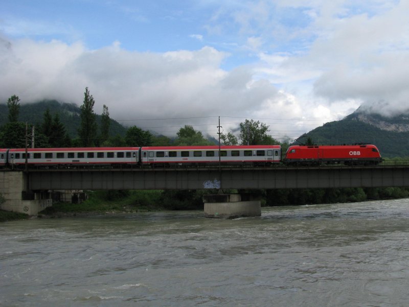 Eine 1x16 berquert am 23.5.2008 mit OEC 563 die Innnbrcke bei Brixlegg.