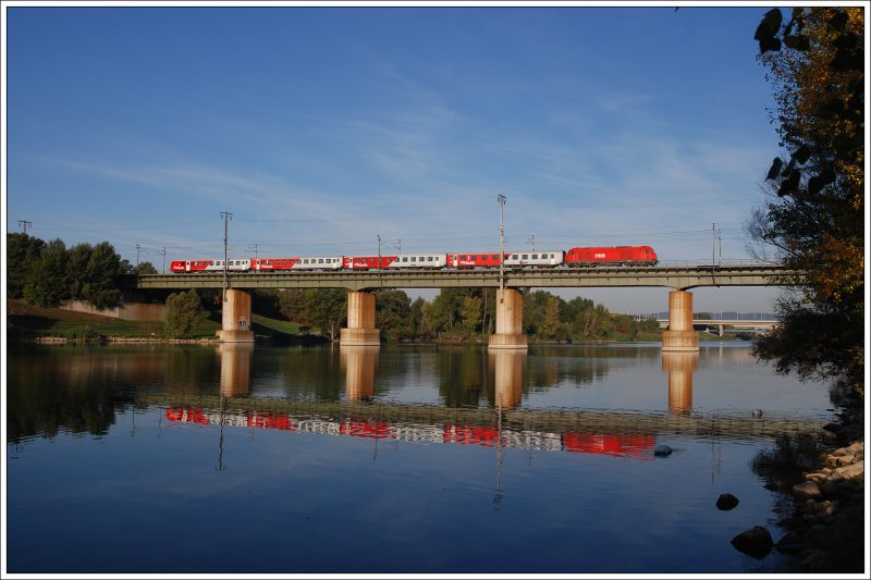Eine 2016 schiebt den ER 2515  Asparagus  (Bratislava hl.st. - Wien) am 4.10.2009 ber die Ostbahnbrcke in der Wiener Lobau.