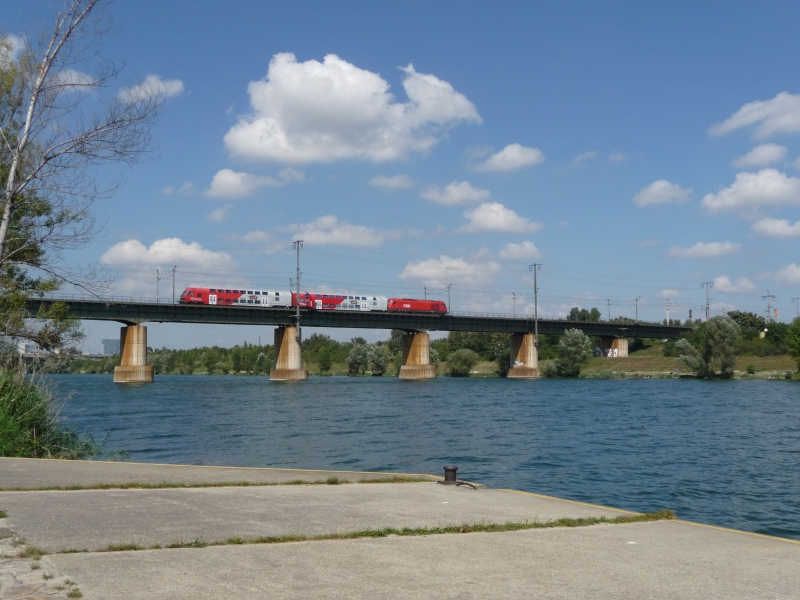 Eine 2016 zieht einen nur 2-teiligen Wieselzug ber die neue Donau via Ostbahnbrcke. (24.08.09)