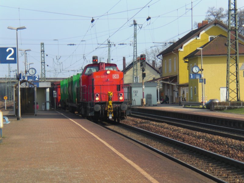 Eine 203 mit G�tern. (30.04.2009 Obertraubling)