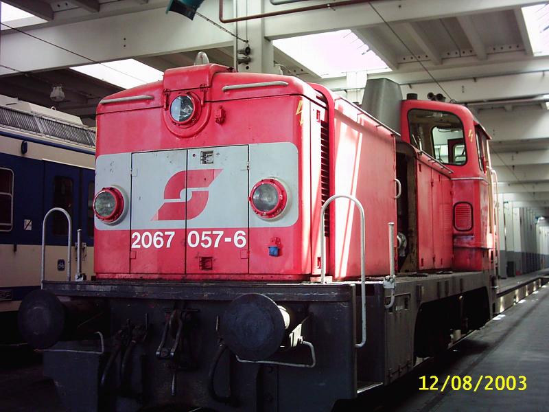 Eine 2067 am 12.8.03 in der Remise von Bludenz