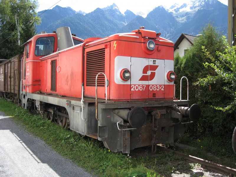Eine 2067, die, so viel ich wei, auer Dienst steht, ist wahrscheinlich zum Verscherbeln abgestellt. Zumindest ist der Fhrerstand in einem solchen Zustand der dies vermuten lsst. Dieses Bild entstand am 31.8.2006 in Bludenz. 
