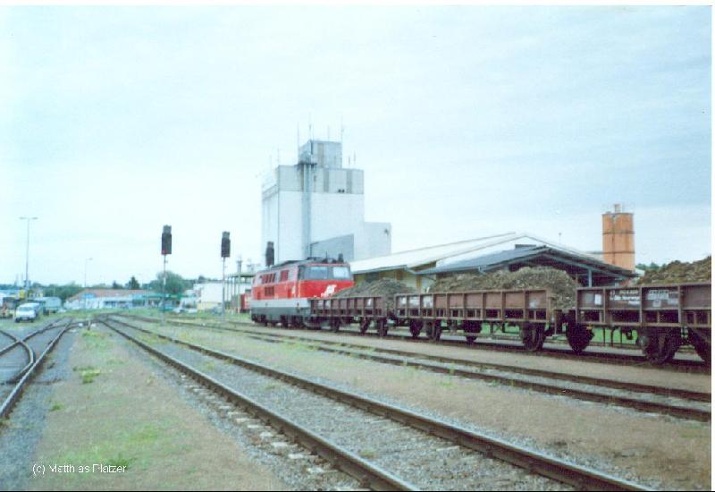 Eine 2143 mit einem Bauzug im Bf. Hartberg.