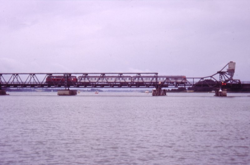 Eine 218 und 2 Silberlinge auf der Schleibrcke Lindaunis (Bahn/Auto Klapp-Brcke) Mitte der 1980er Jahre
