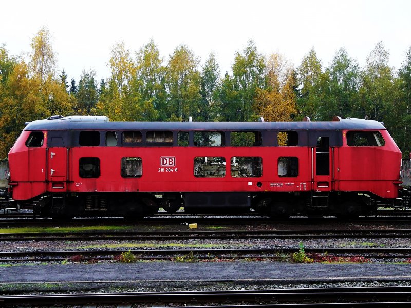 Eine  218 284-8 in Bremen, auf dem Gelnde einer Verwertungsfirma. Die Maschine hlt offensichtlich als Ersatzteillager her.