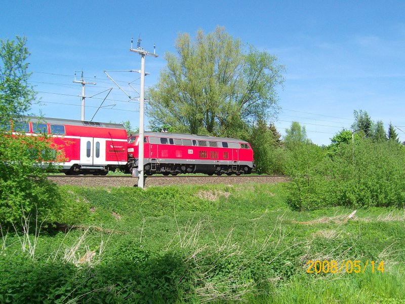 Eine 218 ist am 14.05.08 mit RE 21416 kurz nach der Ausfahrt in Reinfeld (Holst.) auf dem Weg nach L�beck- Travem�nde- Strand.