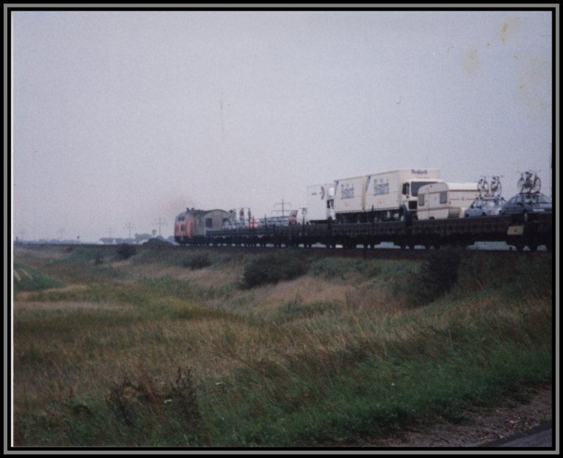 Eine 218 bringt einen Syltshuttle alleine im Herbst 1992 Richtung Niebll. 