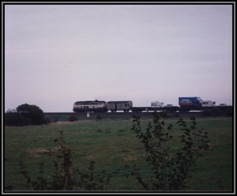 Eine 218 bringt einen SyltShuttle richtung Westerland/Sylt. Aufgenommen im Herbst 1992 auf der Insel Sylt.