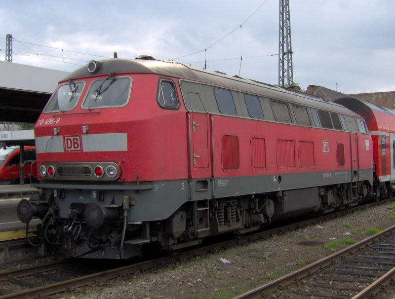 Eine 218 der DB mit einem Regionalzug nach Stuttgart in Lindau. Am linken Bildrand sieht man noch einen Talent der BB, der gerade aus Bludenz angekommen ist.22 okotber 2005