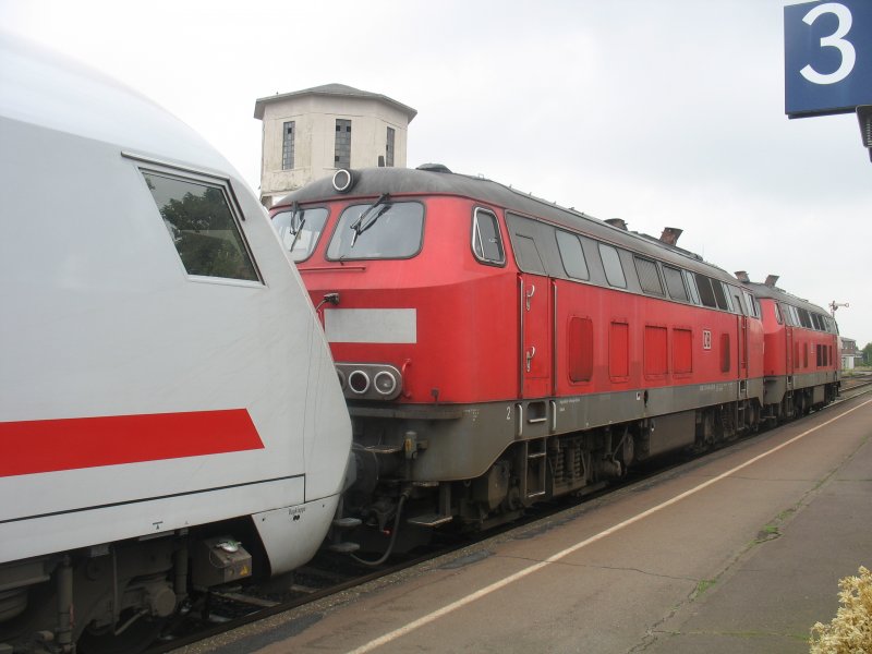 Eine 218 Doppeltraktion zieht den IC 2072 nach Westerland. Hier, Bhf Niebll, werden die ersten Wagen abgehngt und an die NEG nach Dagebll-Mole rangiert. (23.07.2008)