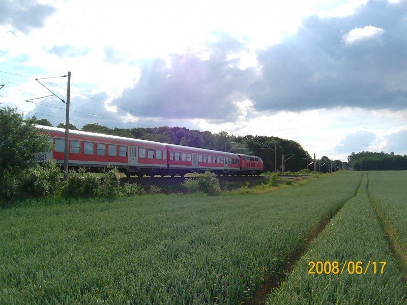 Eine 218 fhrt am17.06.08 mit RE 21579 kurz vor Reinfeld (Holst.) Richtung Hamburg Hbf. Ende 2008 werden die 218er durch 114er abgelst.