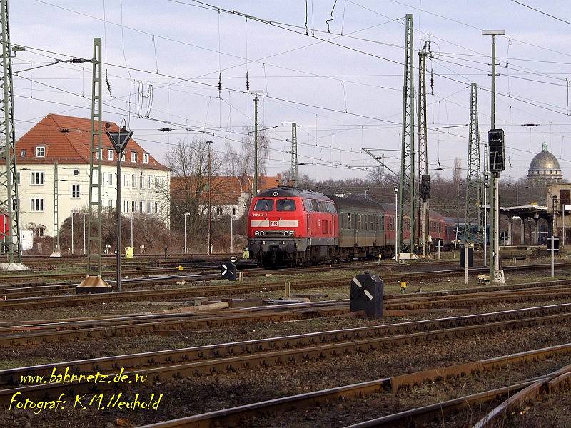 Eine 218 mit RegionalExpress nach Aschersleben ber Kthen, Bernburg und Gsten bei der Ausfahrt aus dem Dessauer Hauptbahnhof.