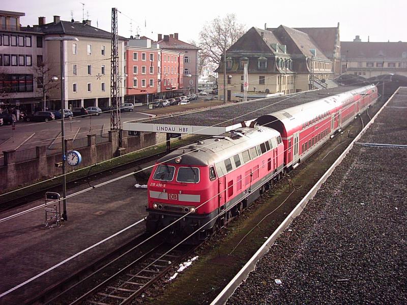 Eine 218 steht kurz vor ihrer Abfahrt in Lindau an Gleis 2 am 2.12.05