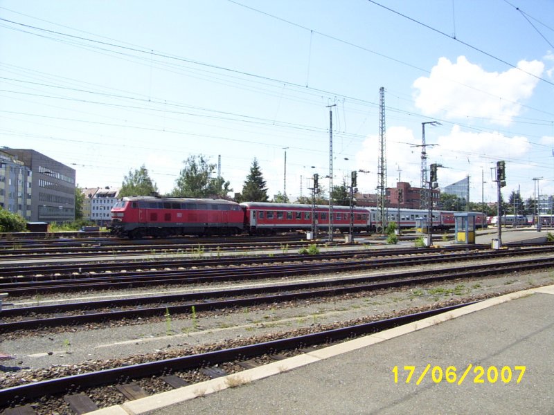 Eine 218 verlsst mit RE 453 am 17.6.2007 Nrnberg.