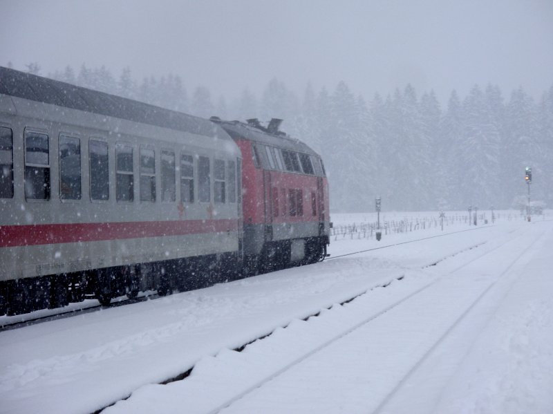 Eine 218 zieht am 08.02.2009 einen IC durch Langenwang in Richtung Oberstdorf.