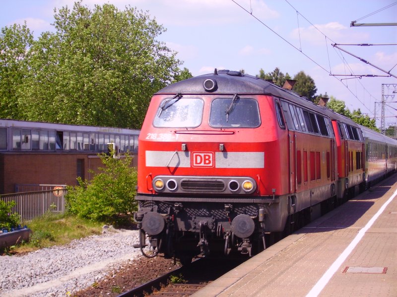 Eine 218er Doppeltraktion fhrt durch Elmshorn mit dem IC 2181 in Richtung Hamburg Hbf. 22.05.08