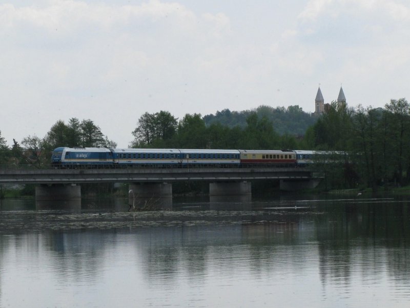 Eine 223 berquert mit Alex 86006 am 6.5.2008 die Naabbrcke in Schwandorf.