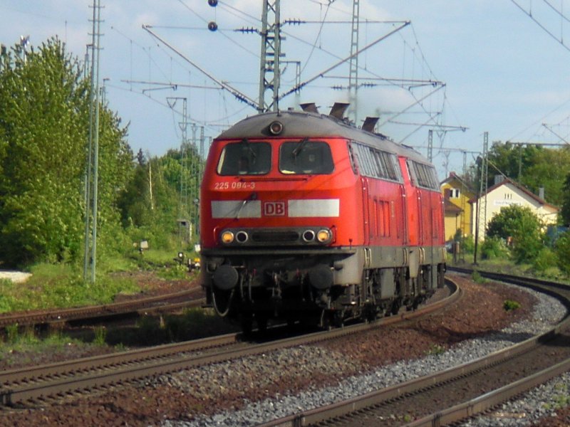 Eine 225er Dieselok von Rgb kommen. (04.05.2009 Obertraubling)