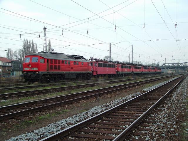 Eine 232 146 1 mit 171 (005 2+013 6+014 4+004 5+008 6+003 7)in Halle Gterbahnhof!!!!! Entstanden:13.04.2005