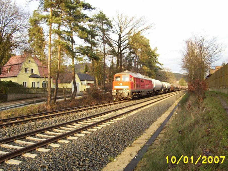 Eine 232 ist am 10.1.2007 mit einem Gterzug zwischen den Haltestellen Ludwigshhe und Rckersdorf unterwegs.