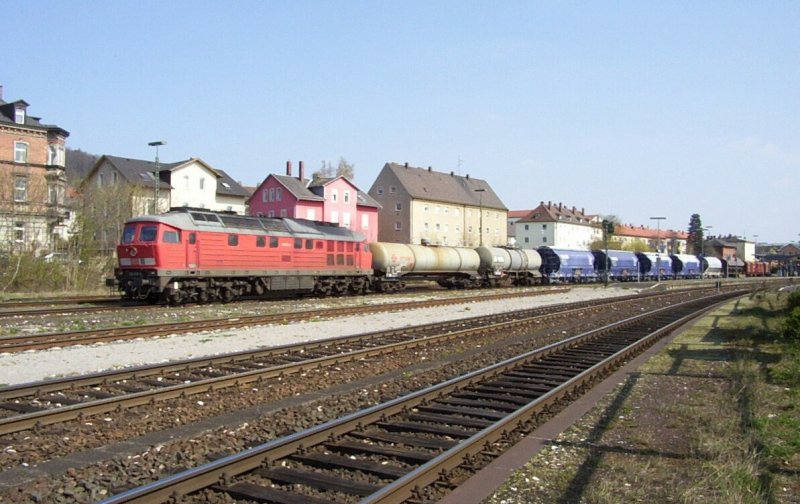 Eine 232 mit einem G�terzug am 11.4.2007 in Amberg.