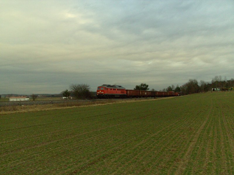 Eine 232 von Schwandorf nach Nrnberg unterwegs mit einem Gterzug hier bei Hiltersdorf. 18.02.2008