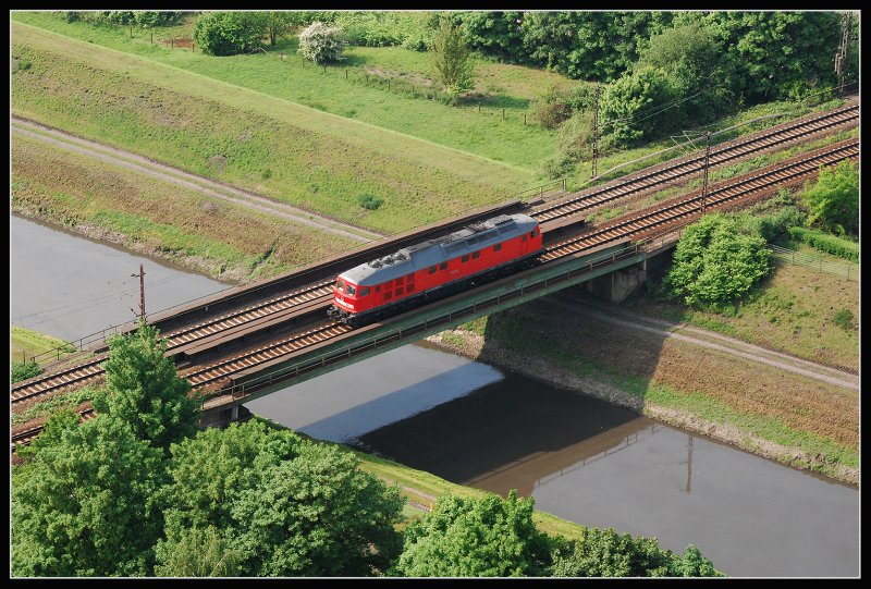 Eine 232 berquert die Emscher Richtung Oberhausen Osterfeld.