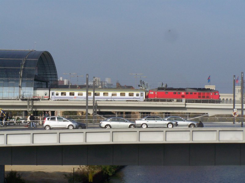 Eine 234er mit dem Berlin-Warschau-Express fhrt aus dem Bahnhof Berlin Hauptbahnhof aus. Aufgenommen am 29.Oktober 2007