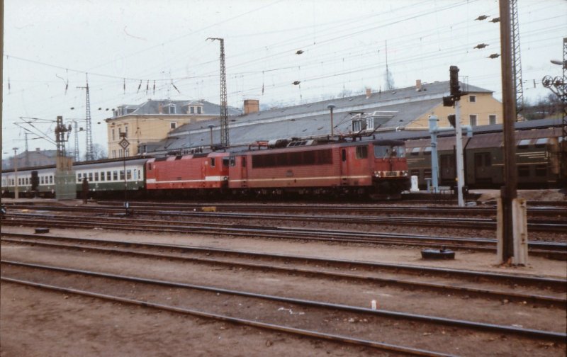 Eine 250+243 mit einem sogenannten  Interzonenzug  nach Dsseldorf 08.04.1989 in Riesa am Tag  150 Jahre erste deutsche Ferneisenbahn Leipzig-Dresden