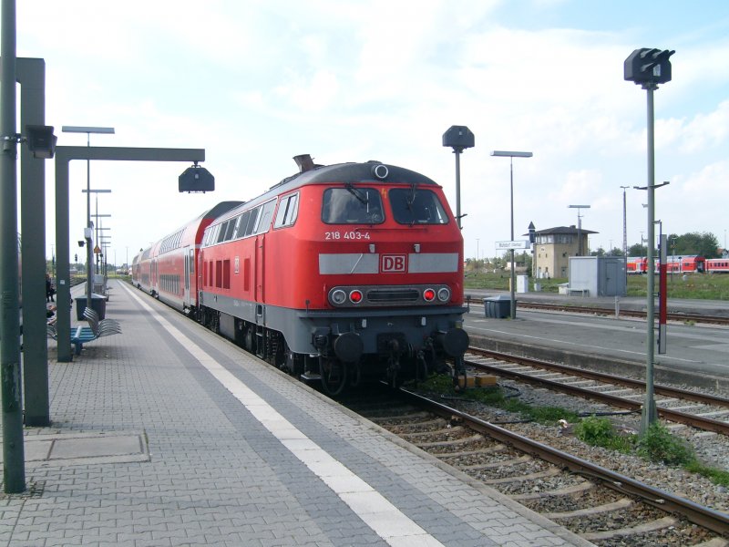 Eine 3-Wagen-Dostogarnitur mit 218 403-4, abgestellt in Mhldorf am Nachmittag des 27.8.2007