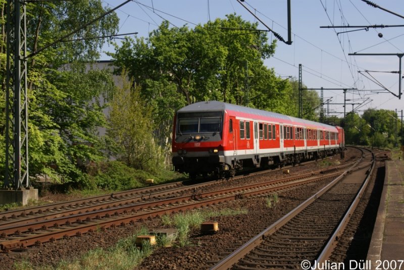 Eine 3-Wagen Wendezuggarnitur als RB nach Neum�nster in Tornesch am 5.5.2007