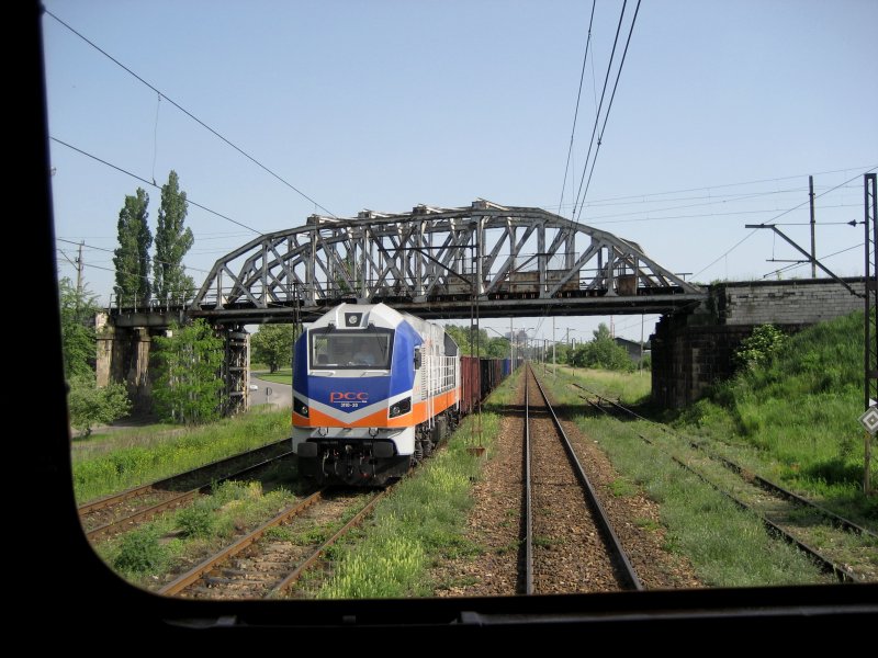 Eine 311D-20 fhrt mit einem Gterzug in Richtung Szczakowa. Wir fahren mit einem Kesselzug nach Płock. Das Bild durch Fenster habe ich gemacht. 30.05.2008 Dąbrowa Grnicza Południowa.